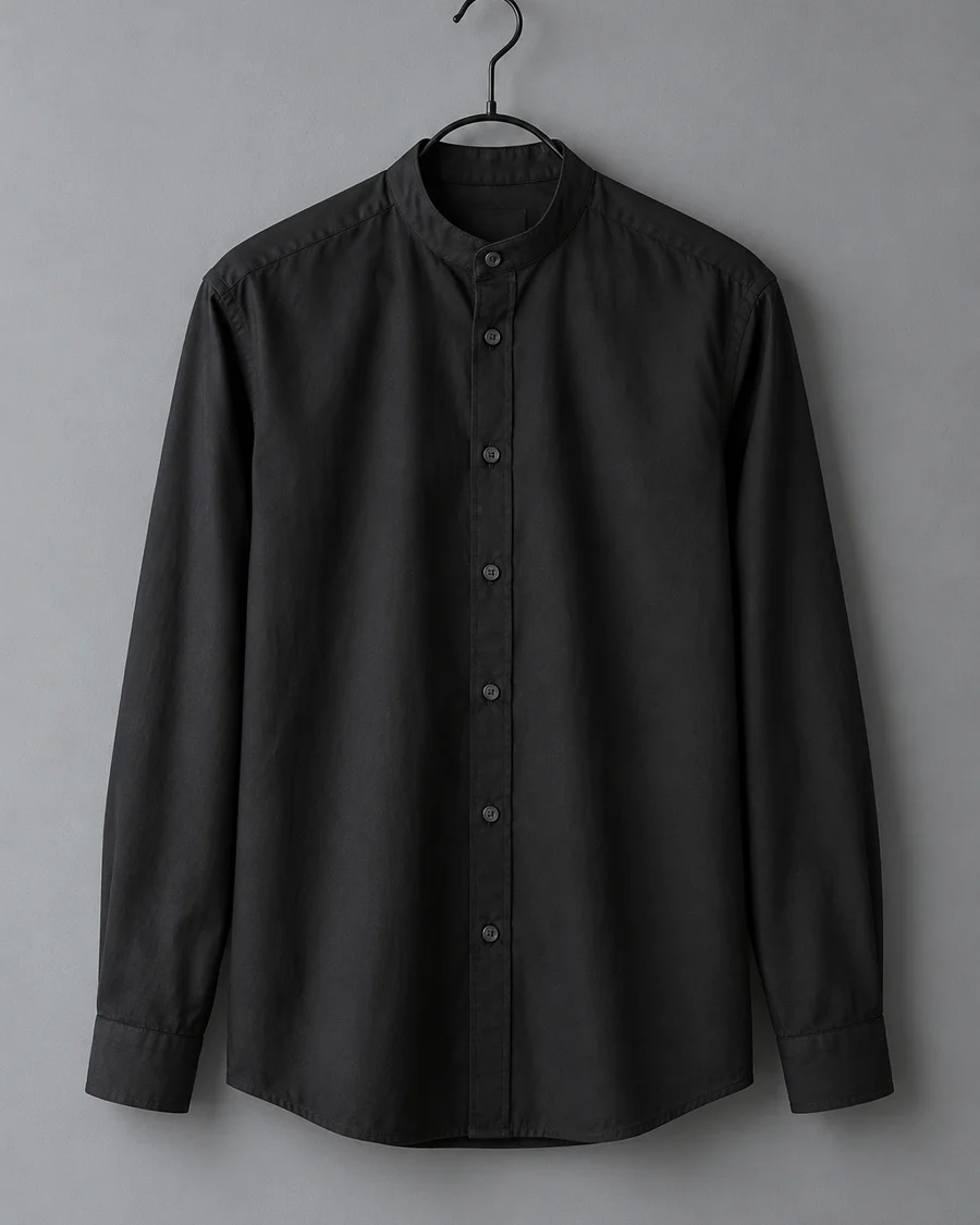 Camisa negra de popelín con cuello mao colgada en una percha negra de metal